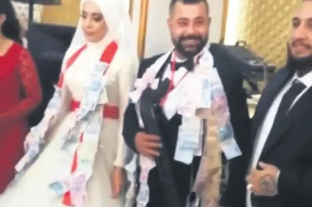 Düğünde akıl alamaz olay! Damada takı seremonisinde pompalı tüfek takıldı