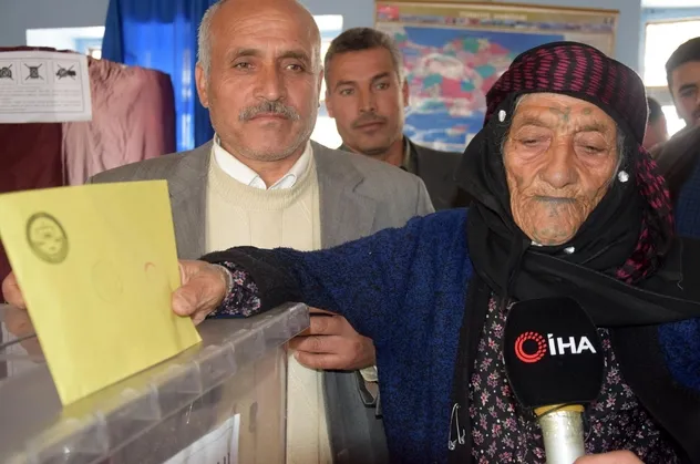 Türkiye'nin en yaşlı kadını Cumhurbaşkanı Erdoğan'a dualar ederek oyunu kullandı