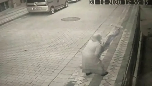 Şehit Esma Çevik'in Sultangazi'deki babaevine asılan şanlı Türk bayrağına çirkin saldırı
