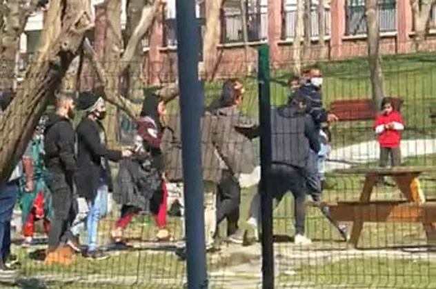 Beyoğlu'nda meydan kavgası! Bıçak ve kemer havada uçuştu