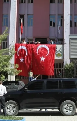 Kayyum atanan Hakkari Belediyesi’ne Türk bayrağı asıldı