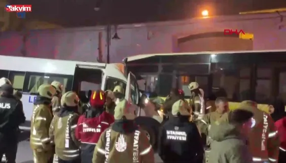 İETT otobüsü servis minibüsü ile çarpıştı