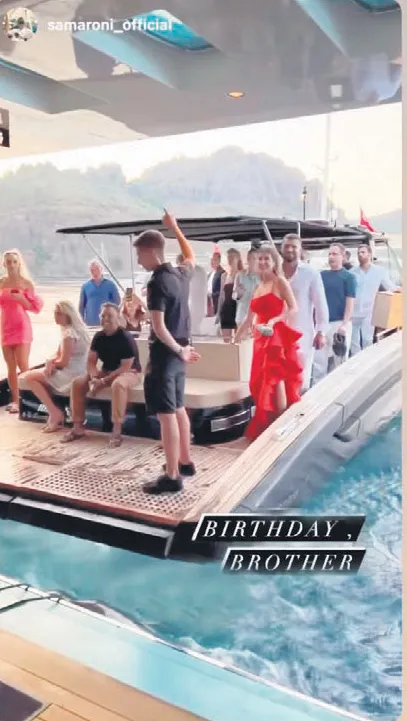 1655406944132.jpg Türkiye'ye gelen ünlü Rus iş adamı Evgeny Kuzin'den yaş gününde 1 milyon 700 bin TL'lik kutlama-3