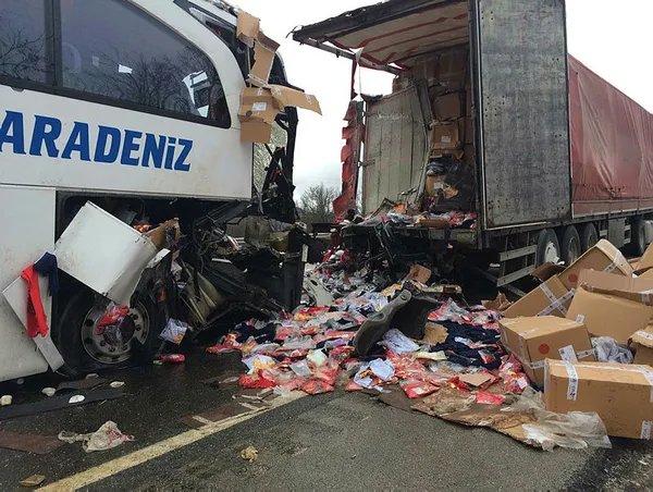 cankirida-otobus-tira-carpti-cok-sayida-yarali-var-1577688663225.jpg Çankırı'da otobüs tıra çarptı! Çok sayıda yaralı var-1