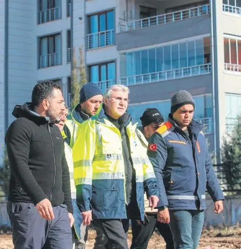 sakarya-buyuksehir-belediyesi-depremin-izlerini-silmek-icin-seferber-oldu-1679527115827.jpeg Sakarya Büyükşehir Belediyesi depremin izlerini silmek için seferber oldu-6