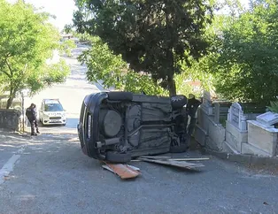 Mezarlıkta el frenini çekmeyi unuttu! Kayan araç devrildi