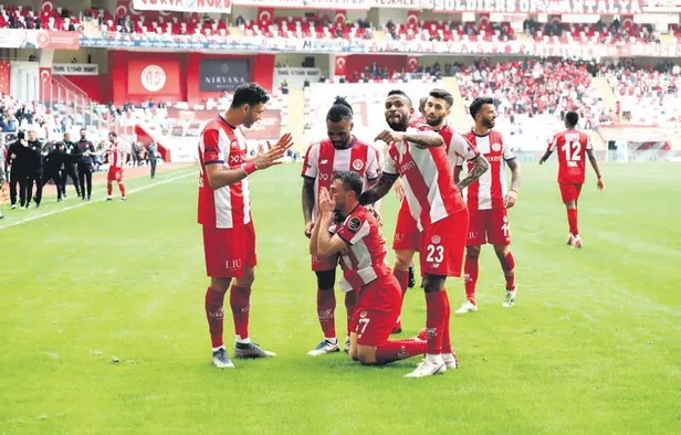 izmir-temsilcisi-menemenspor-kocaelisporu-2-1-gecmeyi-basardi-1638052404014.jpeg