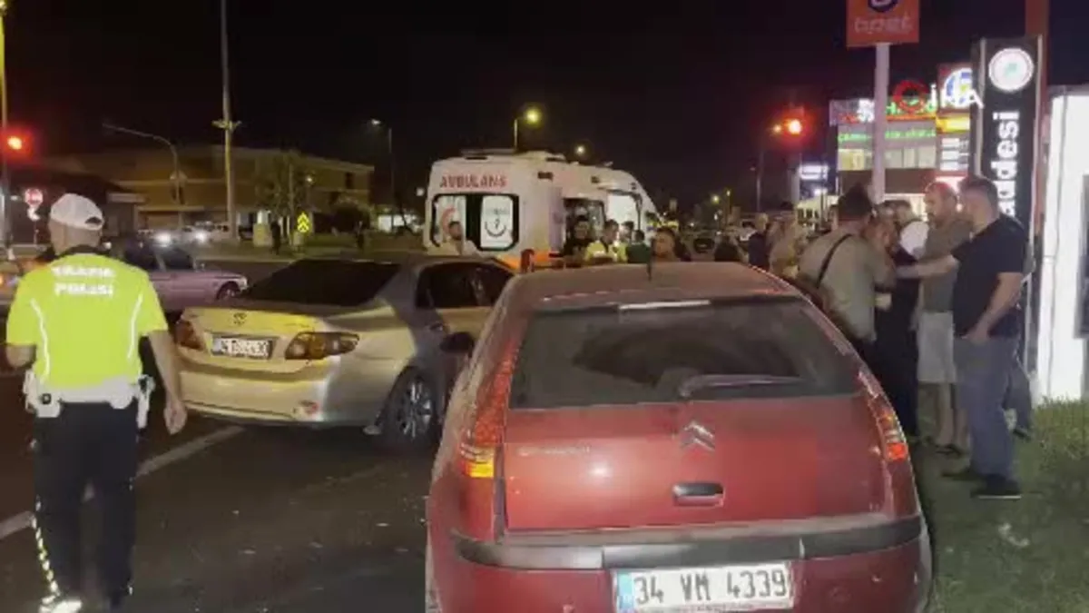 Kırmızı ışık ihlalinde 3 araç çarpıştı: 2 yaralı