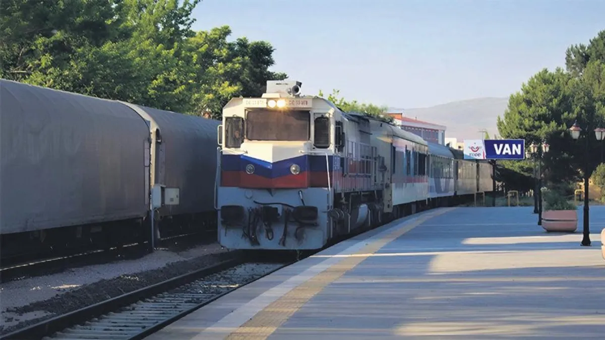 Bakan Uraloğlu duyurdu: Van-Tahran tren seferleri yeniden başlıyor!