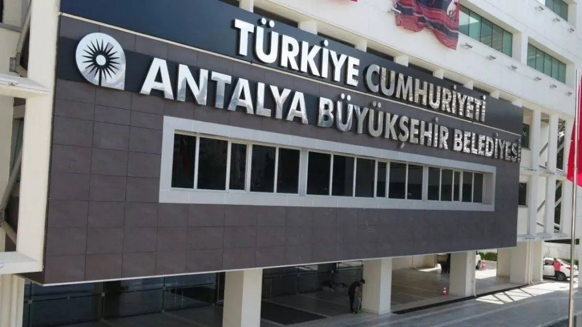 Antalya Büyükşehir’e sabah baskını: 3 gözaltı | 1 şüpheli aranıyor