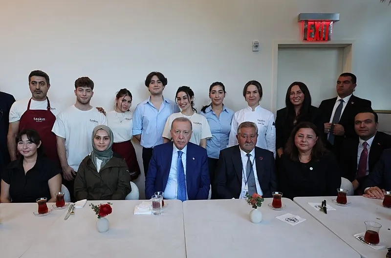 pastanede-cay-sohbeti-erdogan-new-yorkta-ugradigi-kafede-vatandaslarla-bir-araya-geldi-1790202503945.jpeg Pastanede çay sohbeti! Başkan Erdoğan ABD'de kafede vatandaşlarla bir araya geldi-4