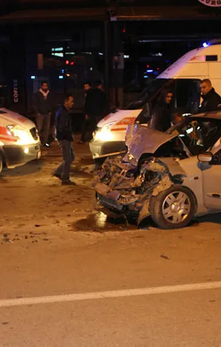 Adana'da feci kaza! Otomobil minibüse çarptı