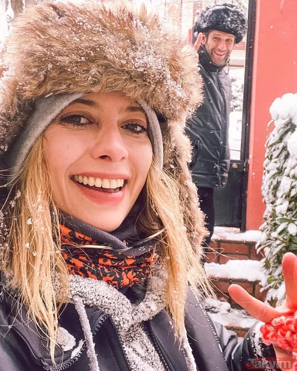 Serdar Ortaç'ın eski eşi Chloe Loughnan yeni aşka yelken açtı! Dudak dudağa eğlendiler olay görüntüye yorum yağdı: "Eski yenge yaban ellerde" - 30