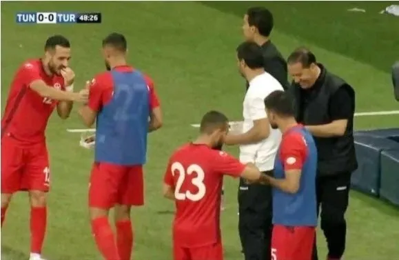 Tunuslu futbolculardan iftar taktiği! Maç esnasında oruçlarını bakın nasıl açmışlar-6