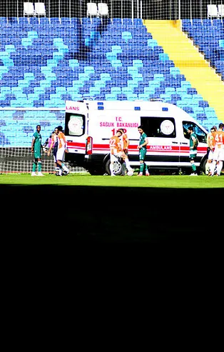 Adanaspor - Giresunspor maçında korku dolu anlar! Bir anda fenalaştı hastaneye kaldırıldı