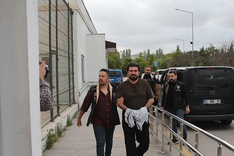 rasim-ozan-kutahyaliya-yasa-disi-bahis-gozaltisi-21-ilde-200-supheli-100-milyar-tl-ve-2-milyar-dolarlik-kara-p-1778779351762.jpeg Rasim Ozan Kütahyalı'ya 'yasa dışı bahis' gözaltısı | 21 ilde 200 şüpheli | 100 milyar TL ve 2 milyar dolarlık kara para vurgunu-1