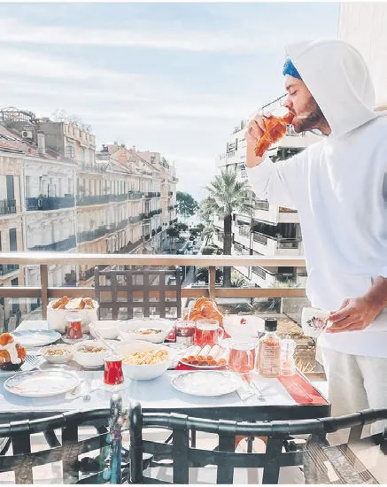 bensu-soralin-buzlari-erittigi-hakan-basin-cannesta-bulunan-750-bin-euroluk-evinde-hande-soralin-yas-gunu-tati-1644261446070.jpg Bensu Soral'ın buzları erittiği Hakan Baş'ın Cannes'ta bulunan 750 bin Euro'luk evinde Hande Soral'ın yaş günü tatili-7