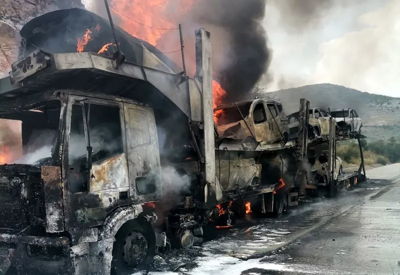 alev-alan-tir-ile-dorsesindeki-sifir-kilometre-7-otomobil-yandi-1716475073231.jpg Mersin Tarsus'ta TIR cayır cayır yandı! Sıfır kilometre 7 otomobil kül oldu-2