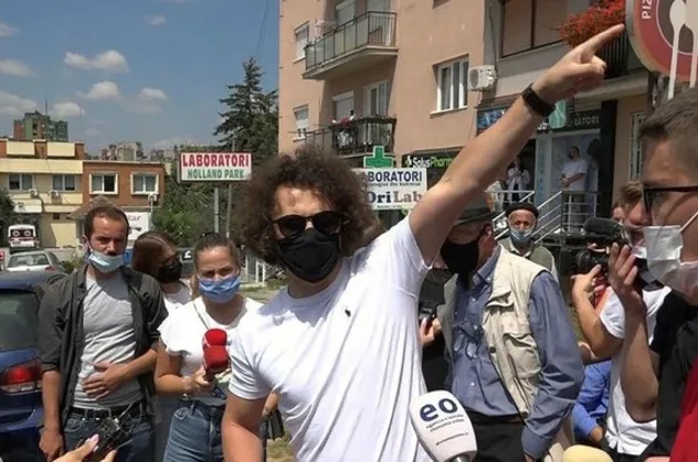 Türkiye Diyanet Vakfı'nın katkılarıyla yapılacak olan Priştine Merkez Cami inşasına karşı olanlar protesto düzenlendi!