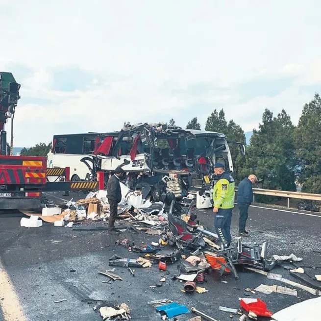 Ayran Tüneli’nde otobüs TIR’a çarptı: 7 ölü 11 yaralı!