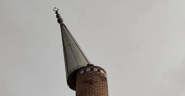 Ankara Şereflikoçhisar’da fırtına cami minaresinin kubbesini devirdi!