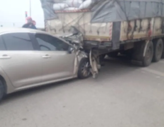 Ordu’da otomobil tıra saplandı