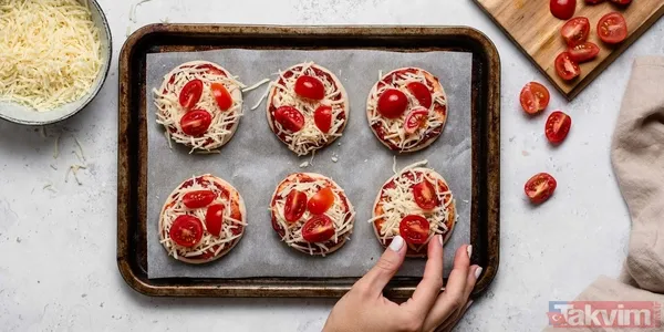 Malzemeler 2 Adet Lavaş Ekmeği (İsteğe Bağlı Olarak Pide Ekmeği De Kullanılabilir) 2 Yemek Kaşığı Domates Salçası 1 Tatlı Kaşığı Kekik 1 Tatlı Kaşığı Pul Biber...