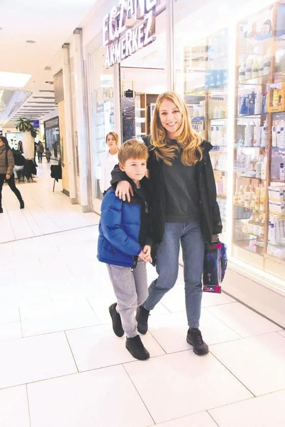 burak-ozcivit-ve-hamile-esi-fahriye-evcen-ogullari-karan-ile-birlikte-bir-avmnin-eglence-merkezinde-vakit-geci-1670192883368.jpeg Burak Özçivit ve hamile eşi Fahriye Evcen, oğulları Karan ile birlikte bir AVM'nin eğlence merkezinde vakit geçirdi | Saklambaç haberleri-3