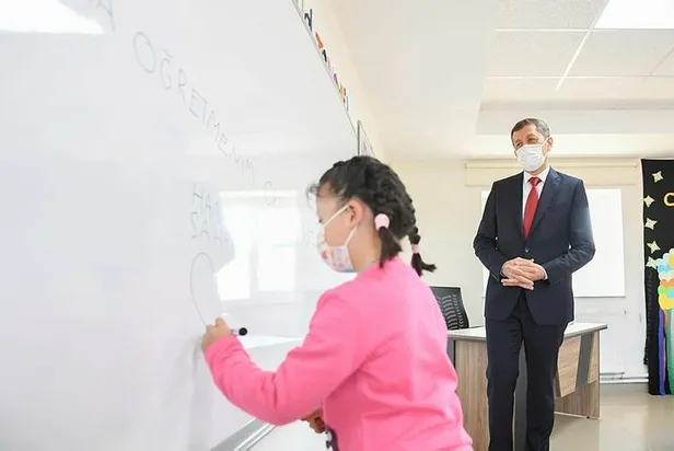 milli-egitim-bakani-ziya-selcuktan-koronavirus-aciklamasi-okullarda-vaka-sayisinda-artis-var-mi-1603368005071.jpg