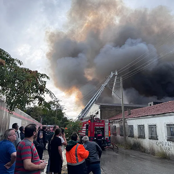 İzmir Bornova’da depo yangını