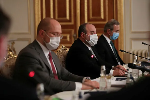 sanayi-ve-teknoloji-bakani-mustafa-varank-turkiye-ile-ukrayna-arasinda-guclu-bir-ivme-kazanan-iliskilerimizi-somut-projelere-dokmek-istiyoruz-1606674291402.jpg Sanayi ve Teknoloji Bakanı Mustafa Varank: Türkiye ile Ukrayna arasında güçlü bir ivme kazanan ilişkilerimizi somut projelere dökmek istiyoruz-3