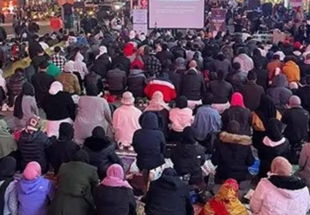 abdnin-new-york-timesda-tarihte-bir-ilk-yasanarak-teravih-namazi-kilindi-1649030534397.jpg ABD'nin New York Times Meydanı'nda tarihte bir ilk! Teravih namazı kılındı-2