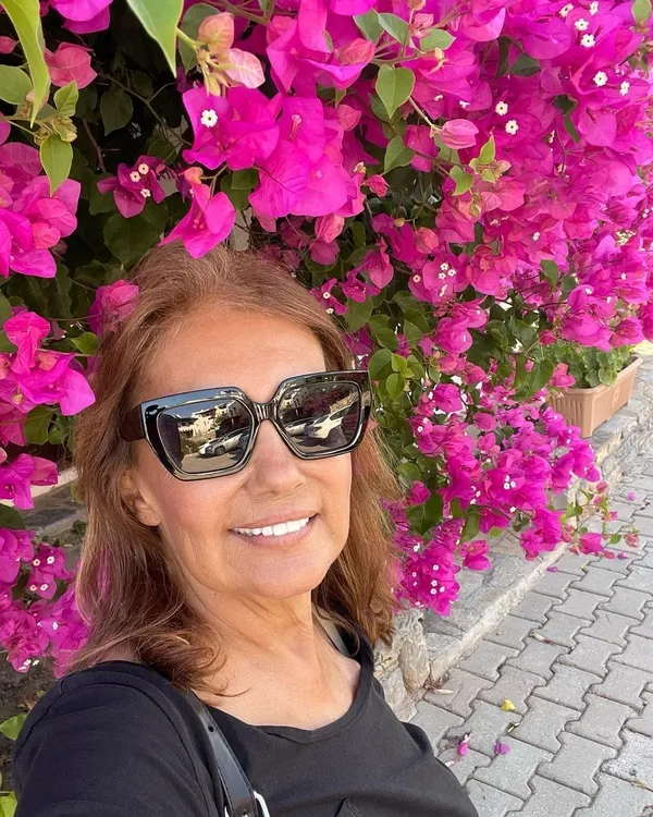 kanser-tedavisi-goren-yesilcam-yildizi-bahar-oztan-ile-oryantal-tanyeli-hastanede-bulustu-ikilinin-pozuna-bege-1697012800677.jpg Kanser tedavisi gören Yeşilçam yıldızı Bahar Öztan ile oryantal Tanyeli hastanede buluştu! İkilinin pozuna beğeni yağdı-6