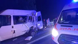 TIR minibüse çarptı