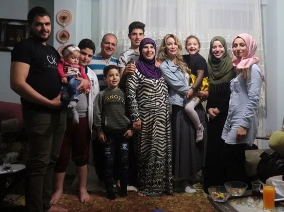 Gamze Özçelik Suriyeli aileyle iftar yaptı-1