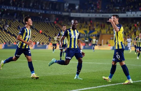 fenerbahce-antalyasporu-2-0la-gecti-son-dakikalar-nefes-kesti-1629666780405.jpg