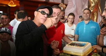 Jean Claude Van Damme Bodrumda! Çiçeklerle karşılandı