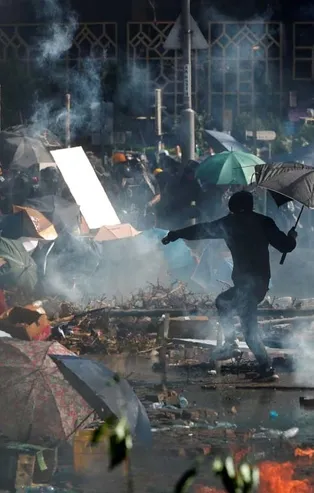 Hong Kong yine karıştı! Polislere ateşli okla saldırıyorlar!