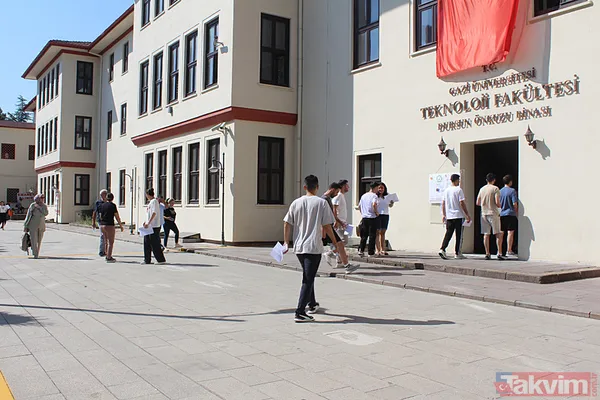 Değişmeyen sınav manzarası: KPSS'ye geç kalanlar koşmaya başladı - 13