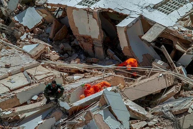 Brezilya'da 7 katlı bina çöktü-4