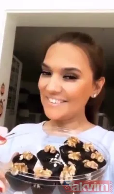 Corona virüs nedeni ile sevdikleri ile sosyal mesafeli bayram kutlayan ünlülerden eğlenceli video geldi. Müge Anlı taklitleri ile tanıdığımız sosyal medya...