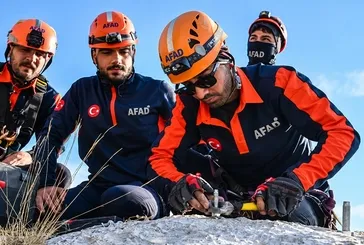 Buca’da mahsur kalan köpek AFAD tarafından kurtarıldı: Yeni adı Şanslı oldu