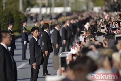 Japon İmparator Naruhito’nun geçit töreni için halk sokağa döküldü