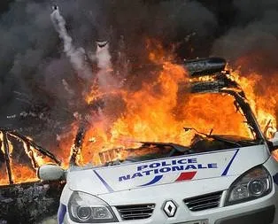 Paris sokakları savaş alanına döndü!