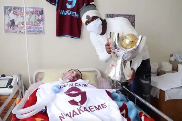 trabzonsporun-yildizi-anthony-nwakaeme-super-kupayi-yataga-bagli-olan-trabzonspor-taraftari-yusufa-goturdu-1612004526136.jpg Trabzonspor'un yıldızı Anthony Nwakaeme Süper Kupa'yı yatağa bağlı olan Trabzonspor taraftarı Yusuf'a götürdü-3