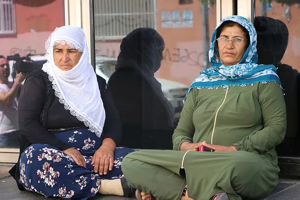 Son dakika: Diyarbakır'da HDP önünde eylem yapan aile sayısı 4'e çıktı-2