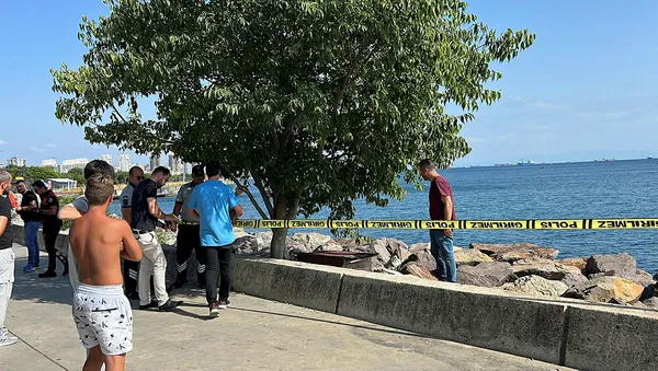 Son dakika: Kartal sahilinde denizde el bombası bulundu-2