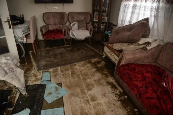 Son dakika: İstanbul'da şiddetli yağış trafiği kilitledi! Arnavutköy'de evleri su bastı-5