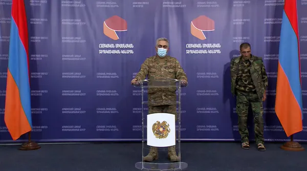 Ermenistan Savunma Bakanlığı Sözcüsü açıklama yaparken arkasındaki asker dikkat çekti