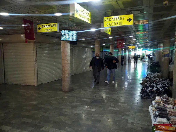 Karaköy'de Türk bayrağını koparan kişiye esnaftan meydan dayağı!-5